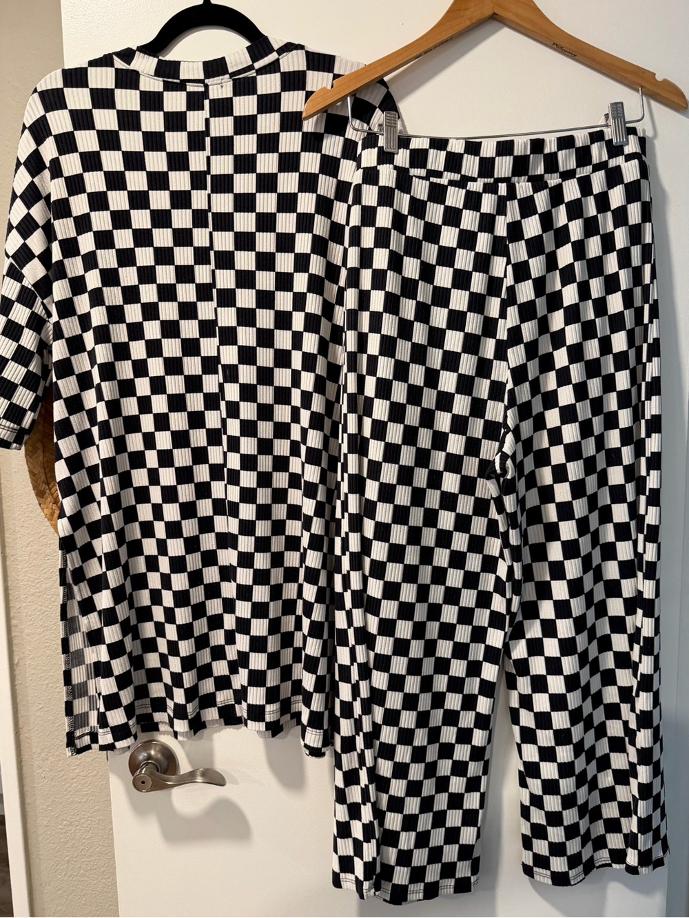 Dressed in Lala Lex Ribbed Oversized T-Shirt & High Waist Crop Pants Set - L - Picture 2 of 5